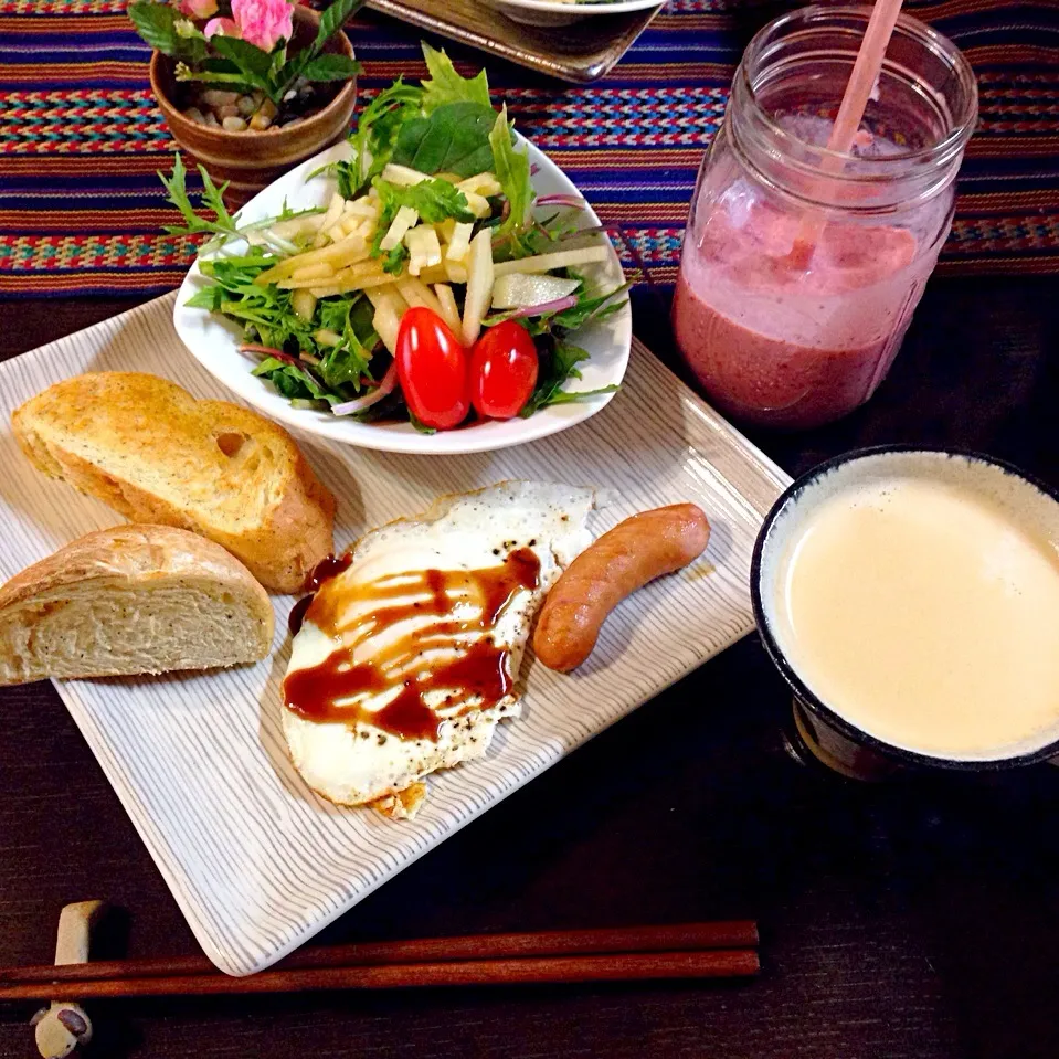 Snapdishの料理写真:今日の朝ご飯♫•*¨*•.¸¸♪いつもはベジフルジュースのみなのに〜息子が帰省して来たんで(ﾉ∀≦。)ﾉぷぷ-ｯ|シロンさん