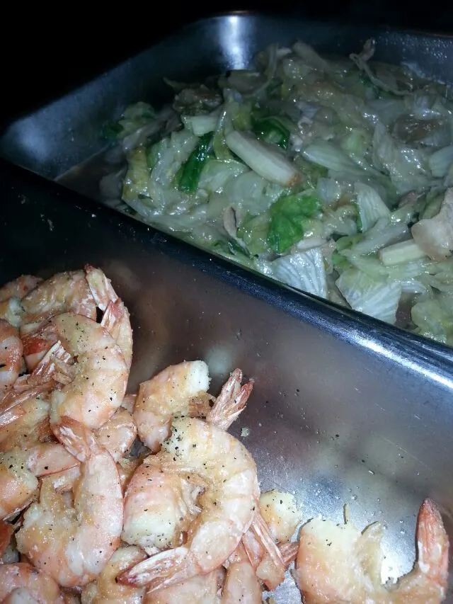 pepper shrimp and sauteed lettuce with pork.  lunch at work.|Polly Gelfusoさん