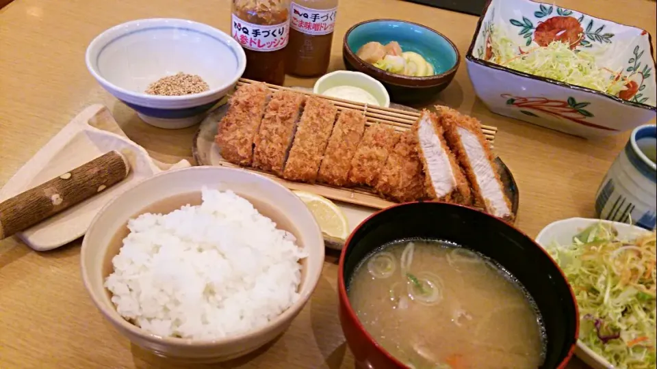 ブリかつとやまと豚ロースかつの定食 
@とんきゅう  イーアスつくば店|meguromenさん