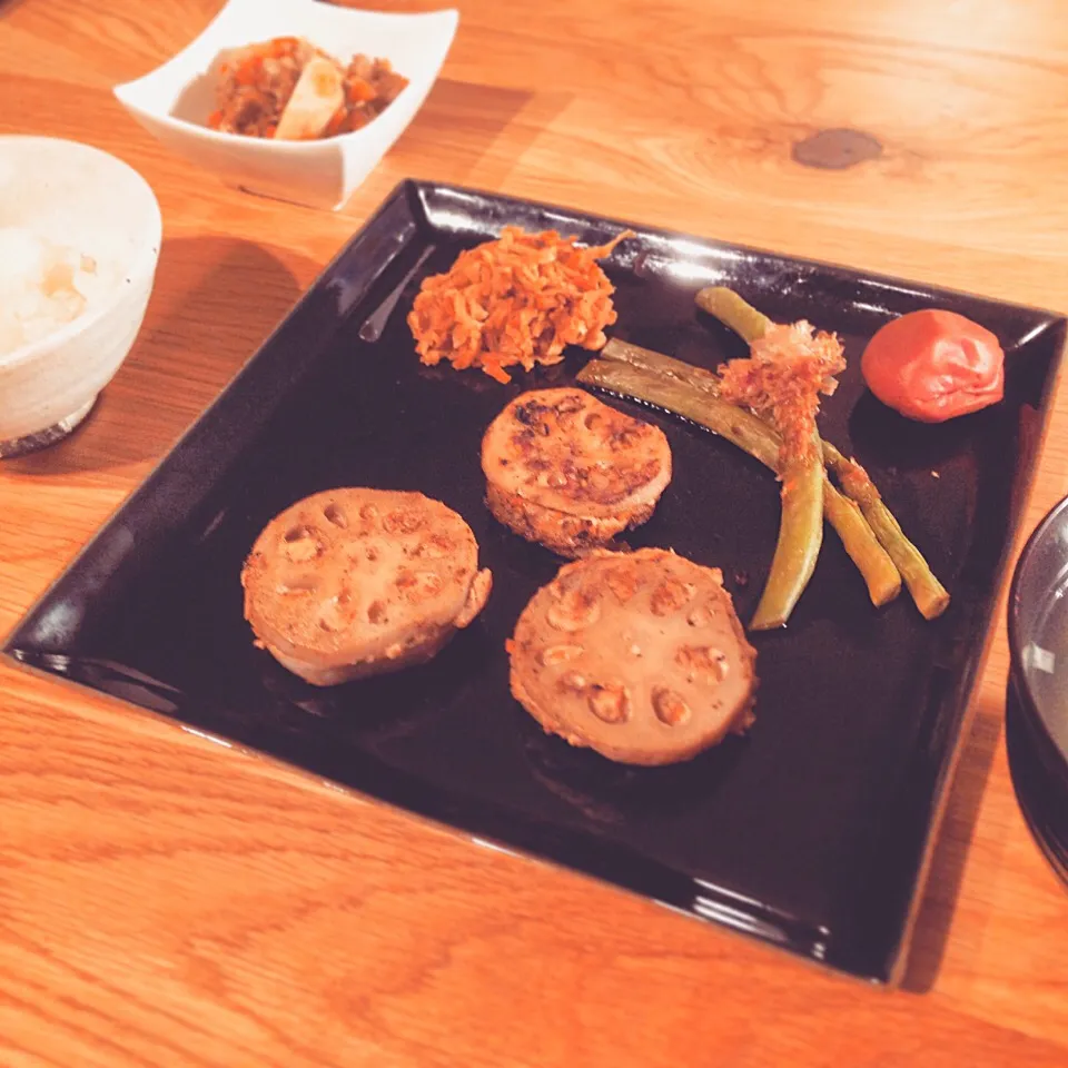 れんこんのはさみ焼き with 大根のそぼろあんかけ、いんげんのおかか煮、梅干し、切り干し大根|山本家さん