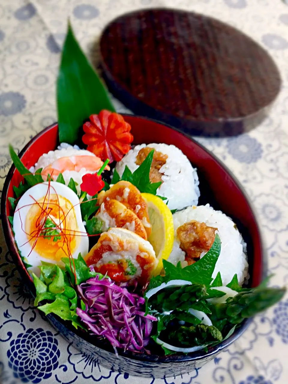 《土曜日のお弁当》

・唐揚げむすび
・えび、明太子ちりめんむすび
・大葉蓮根アスパラマヨ巻き
・はんぺんピザソースチーズ焼き
・レッドキャベツ酢の物

行ってらっしゃ～い♡|藤田 まり子さん