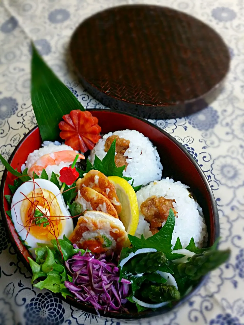 《土曜日のお弁当》

・唐揚げむすび
・えび、明太子ちりめんむすび
・大葉蓮根アスパラマヨ巻き
・はんぺんピザソースチーズ焼き
・レッドキャベツ酢の物

行ってらっしゃ～い♡|藤田 まり子さん