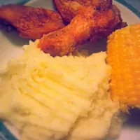 Snapdishの料理写真:Oven fried chicken wings, mashed potatoes and corn on the cob 😊😊|Yokiさん