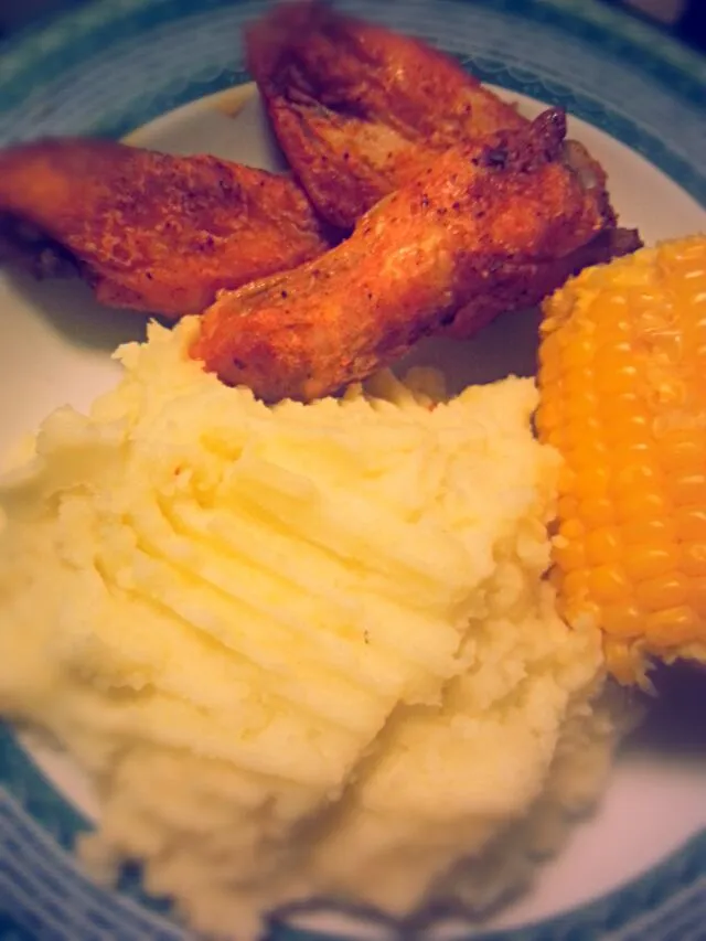 Oven fried chicken wings, mashed potatoes and corn on the cob 😊😊|Yokiさん