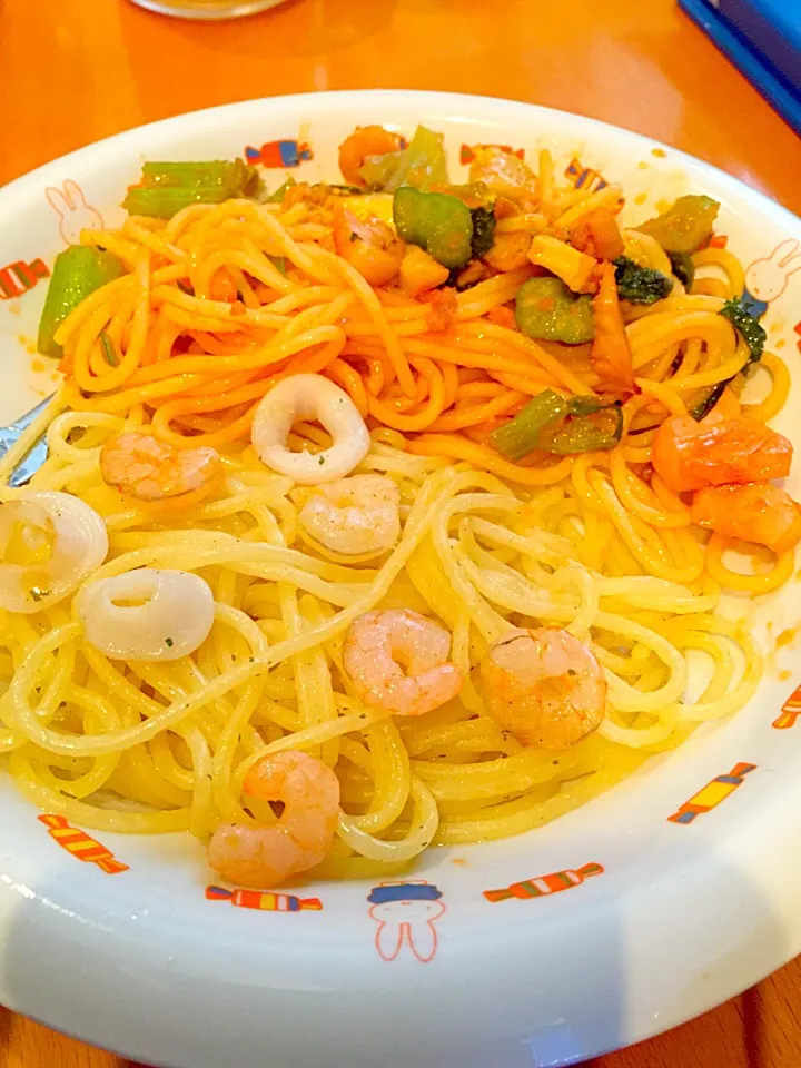 パパのホリデークッキング！ 地中海風海老とイカのペペロンチーノ＆エリンギとセロリのナポリタン🍝|ch＊K*∀o(^^*)♪さん