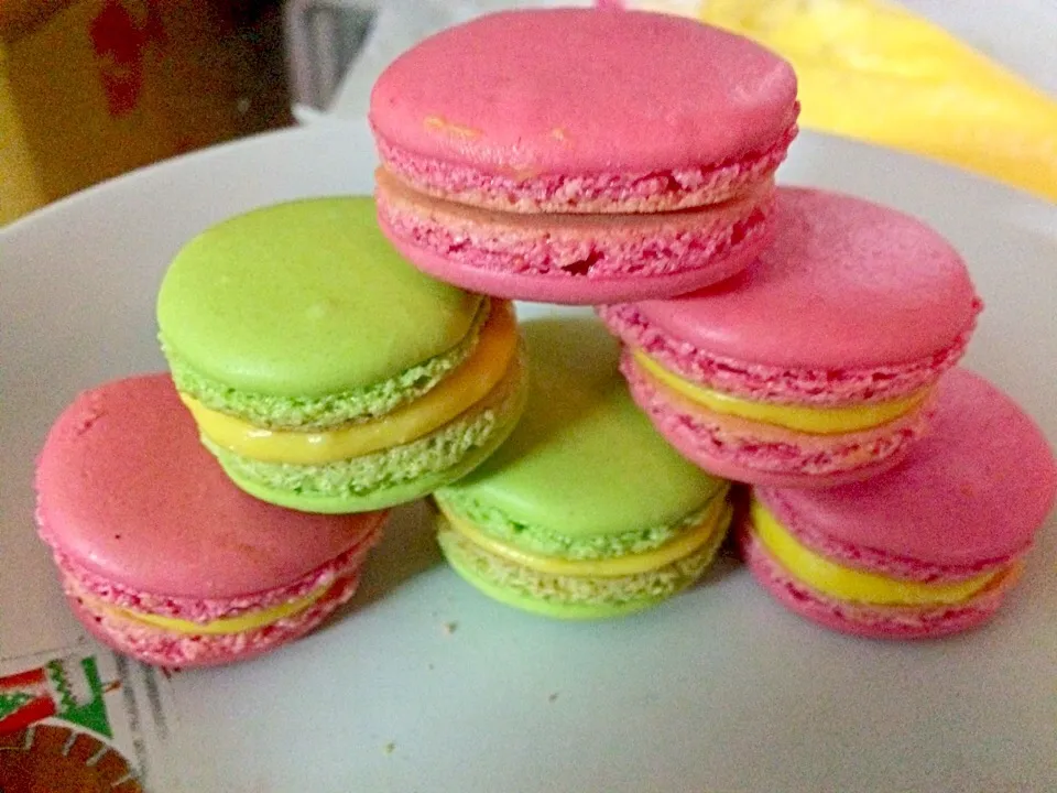 Macarons with Passion Fruit Filling😋😋|SweetLollipopさん