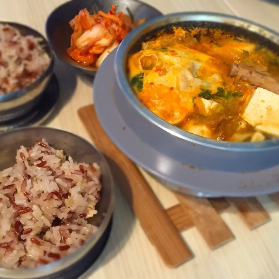 Kimchi jigae in a stone bowl|Kim Pakinyさん