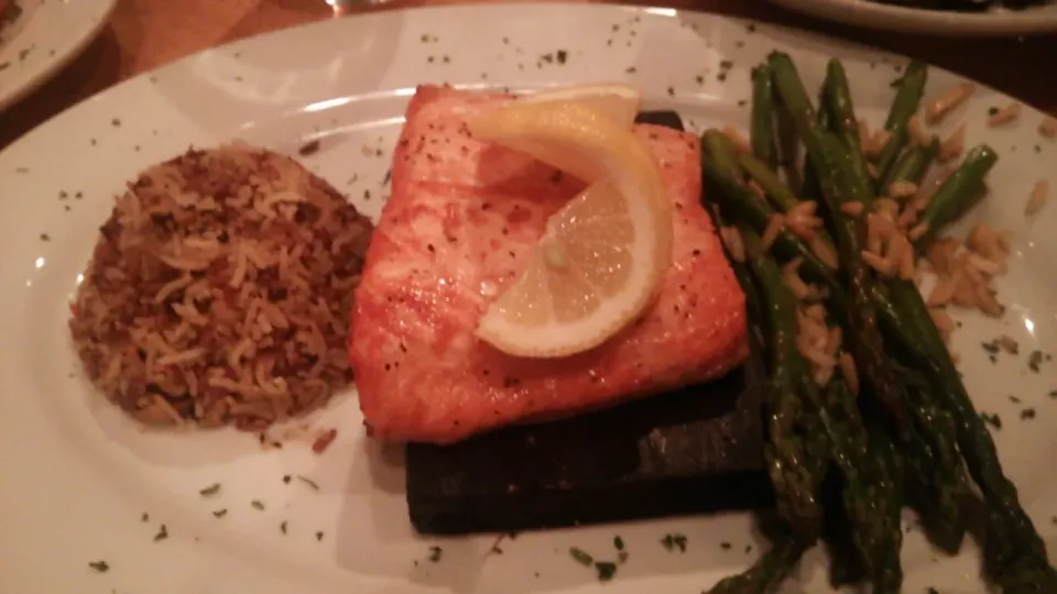 Snapdishの料理写真:今夜の夕食～♪
Cedar Planked Salmon～♪@ Oak Creek Brewery and Grill(^^)/|quitaさん