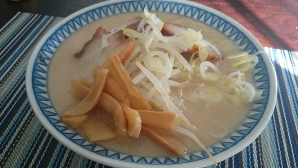 スーパーで買った吉祥寺ホープ件のラーメン。
美味しいけど店のと味が違った。|SATOSHI OOCHIさん