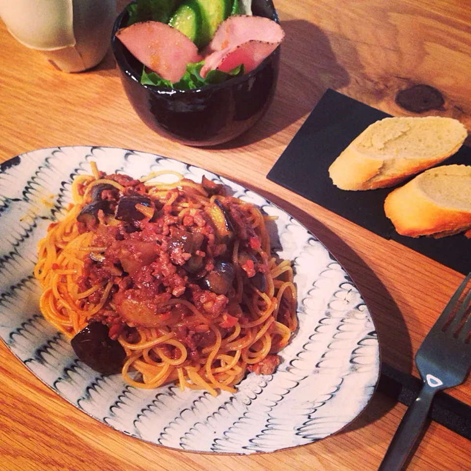 ナスとひき肉のパスタ with グリーンリーフとパストラミハムのサラダ、バゲット|山本家さん