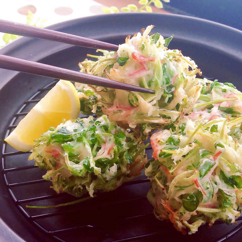 Snapdishの料理写真:豆苗とカニカマのひと口かき揚げ|優雨【ゆぅ】@ HMH所属さん