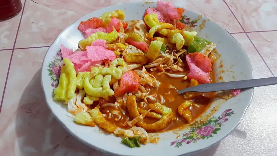 Snapdishの料理写真:asinan betawi jalan kamboja rawamangun.. yummy overload 😍|Putri Lenggo Geniさん