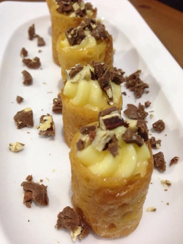 Brandy Snaps with Lemony Pastry Cream Filling|Indah Levieさん