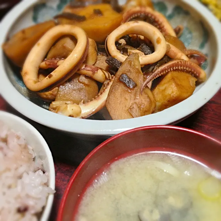 Snapdishの料理写真:いかと里芋の煮物＆しじみの味噌汁|ともえさん