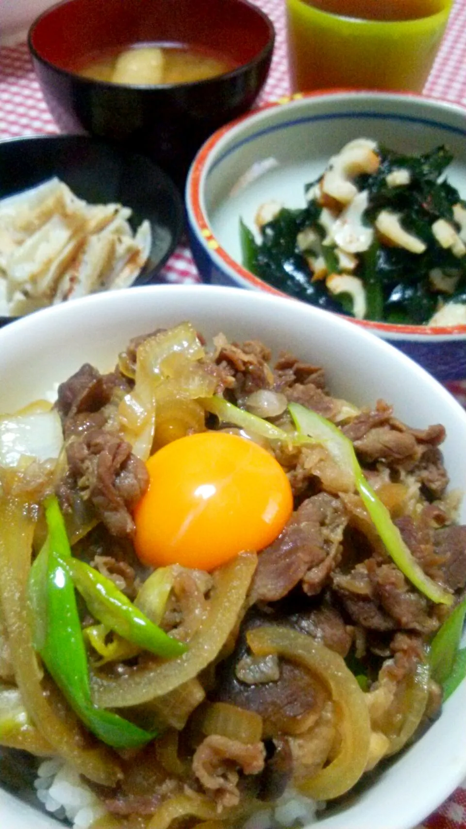 牛丼すき焼き風(牛小間肉･玉葱･白ねぎ･椎茸･卵黄)、炒めヤゲンナンコツ、ピリ辛和え(わかめ･ちくわ)、お味噌汁(大根･油揚げ)|まあるさん