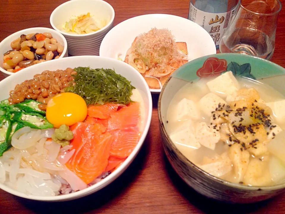 Snapdishの料理写真:ムチン丼＊豆腐とあげの味噌汁＊厚揚げ＊七品目の野菜炊込み(^o^)|basilさん