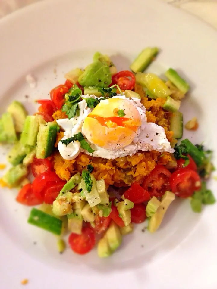 Poached egg, sweet potato mash and avocado salad|jem lambertさん