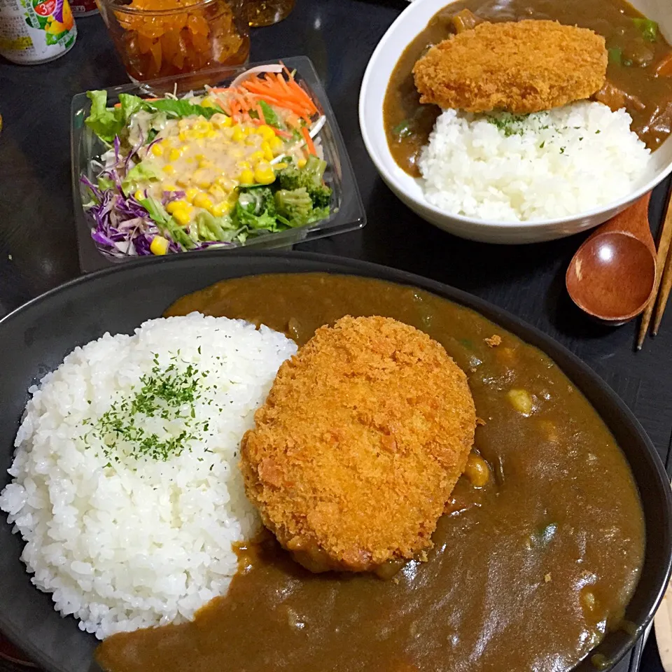 今日の晩ご飯は、野菜増量コロッケカレー、コンビニサラダ。|ゆえさん