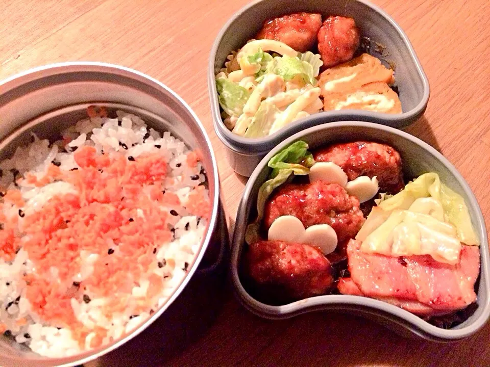 1.27♡4時半起きの彼弁当💞胡麻鮭ごはん♡ミニミニ煮込みハンバーグハートチーズのせ♡ベーコンとキャベツ炒め♡マカロニツナコーンサラダ♡玉子焼き♡たれつけ唐揚げ♡|みかりん☺︎♡さん