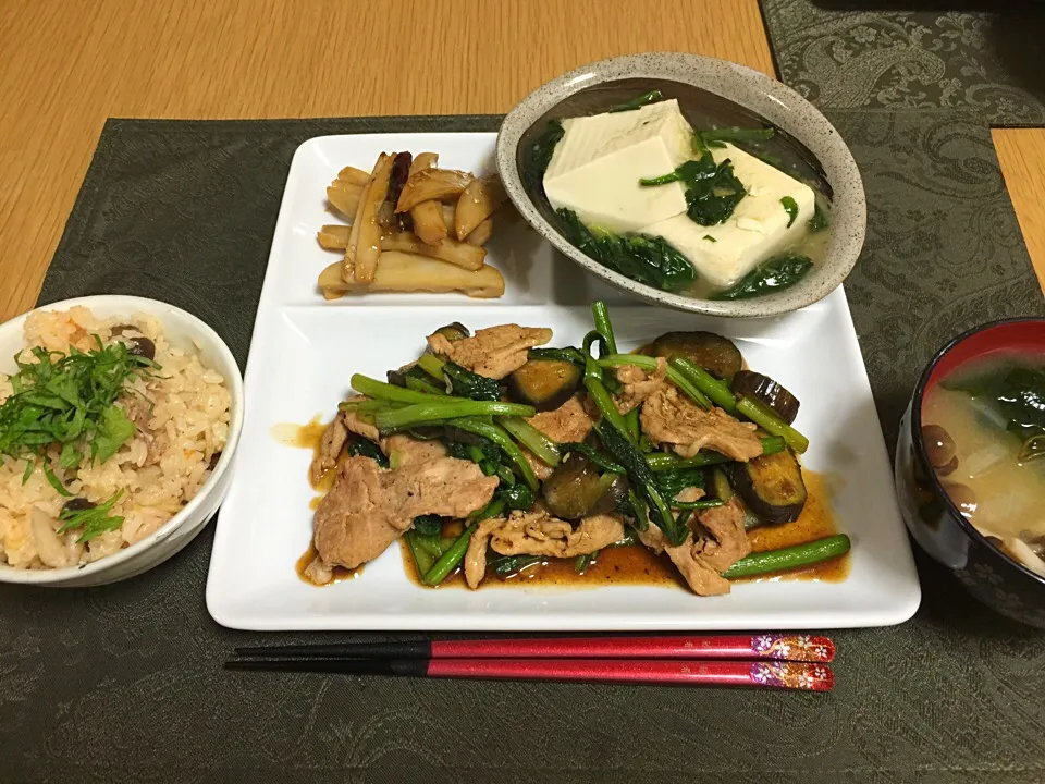 トマトの炊き込み御飯、豚肉と小松菜のオイスター炒め、縦切りレンコンのきんぴら、豆腐の柚子生姜あんかけ、お味噌汁。|Angie44さん