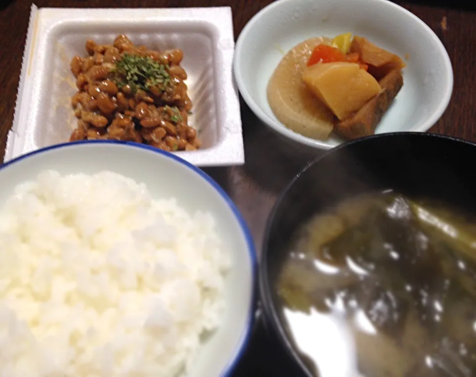 Snapdishの料理写真:朝ごはん  納豆 煮物 わかめとほうれん草の味噌汁 白飯|ぽんたさん