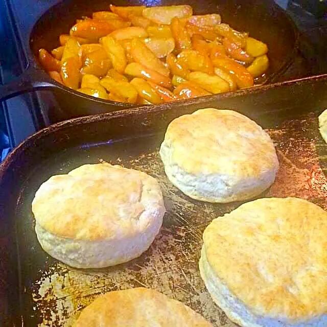 My Mom's Southern Biscuits from Scratch and Fried Apples 🍎 🍃 #Breakfast/Brunch #Bread #Fruit #Side dish 😆 😆 😆|Alisha GodsglamGirl Matthewsさん