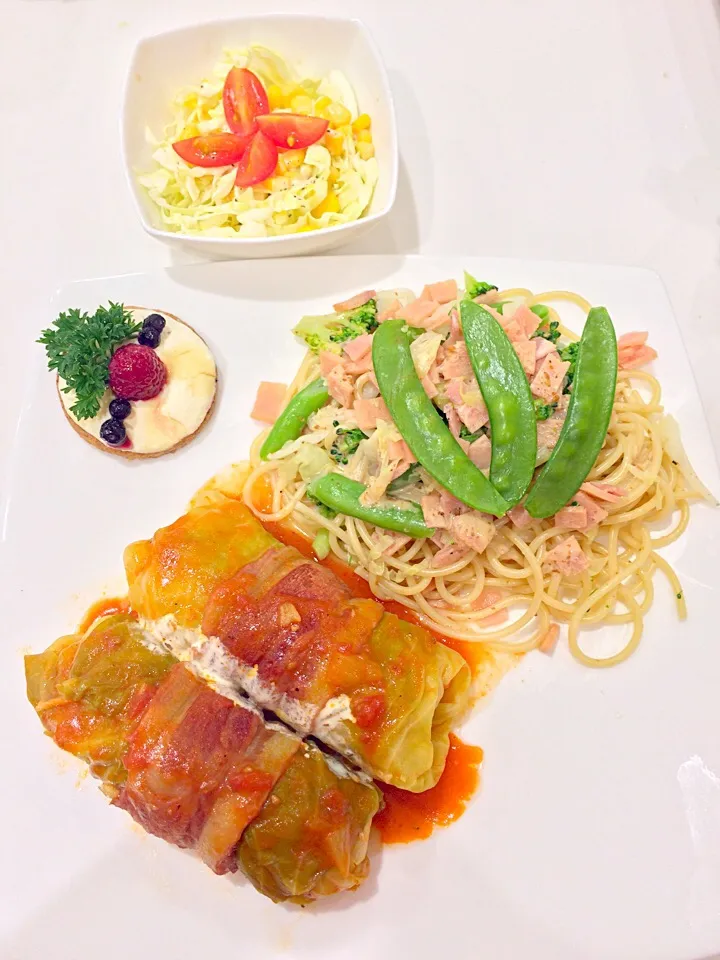 Snapdishの料理写真:Pasta with roll beef cabbages #cooking #jkitchen #pasta #salad #sesame #tomato #cabbage #foodoftheday #foodies #foodforlife|Jill Nyomanさん