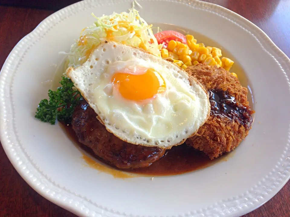 目玉焼きハンバーグ＆コロッケランチ🍴ロイヤルホスト|ミツさん