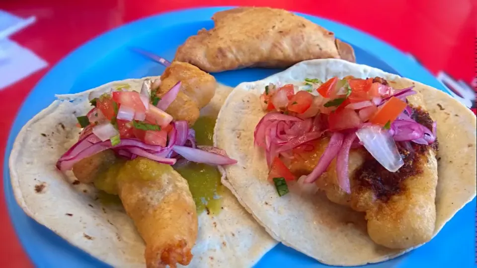 Fish and shrimp tacos with Mexican empanada|Jiraphon Gさん