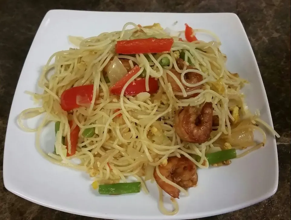 Snapdishの料理写真:Prawns and veggies loaded pasta|Yoga Maruthiさん