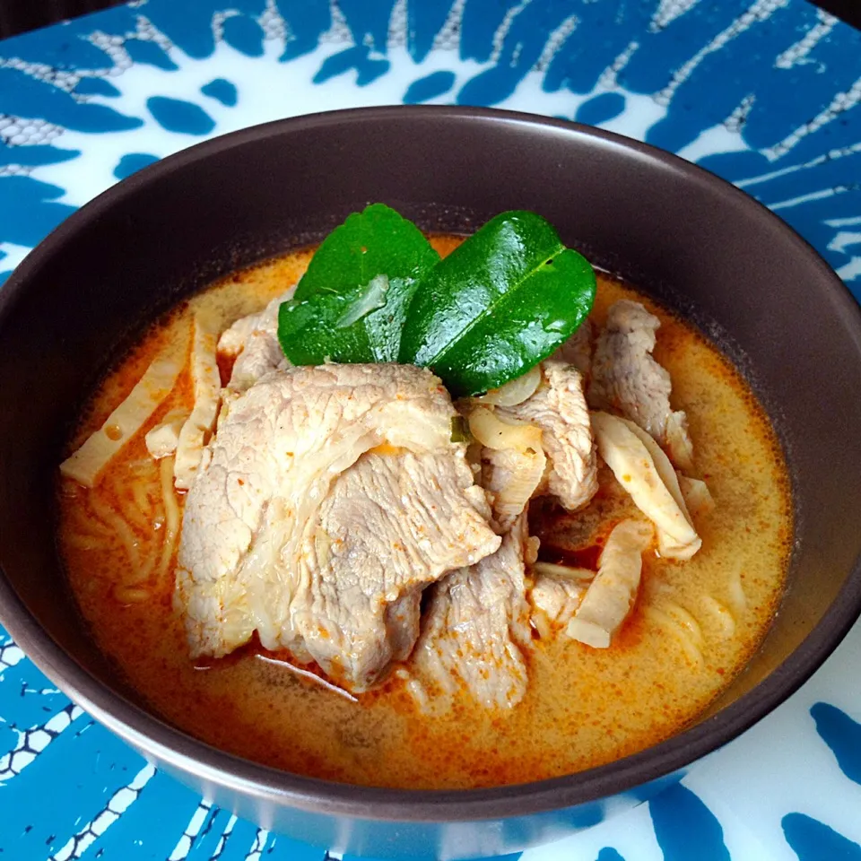 Noodle in Thai Spicy Tomyam Soup with Pork|Panaddaさん