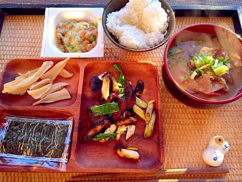 納豆とご飯と軟骨と海苔とレバーと椎茸と深谷ネギの炒めと豚汁|トキロックさん