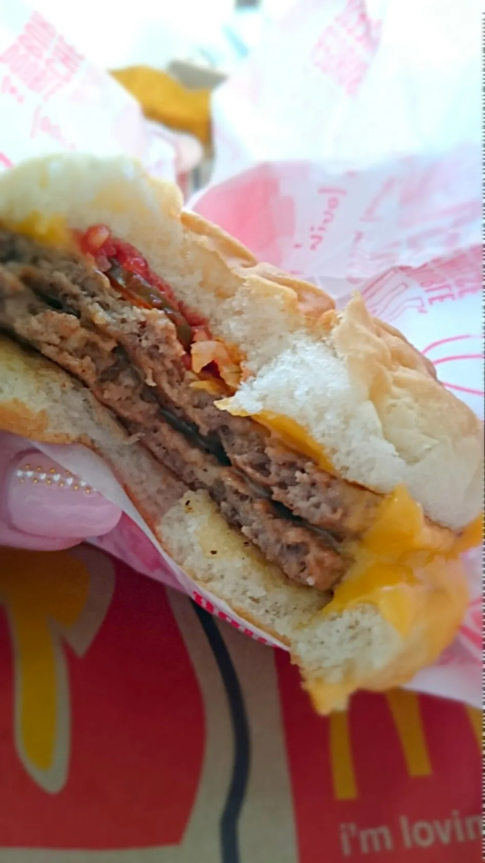 Snapdishの料理写真:Mac🍔  ダブルチーズバーガー♡ ピクルス増し♪
食べかけ断面 で スミマセン💧|yucaxxxさん