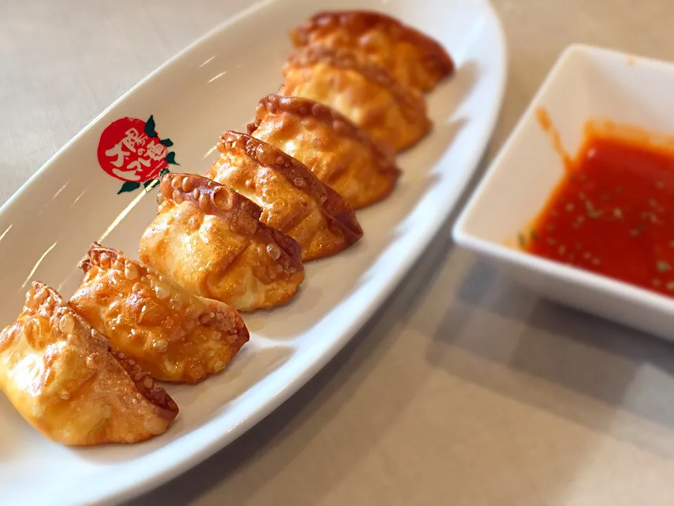 Fried cheese wonton with salsa|Samuel Naylorさん