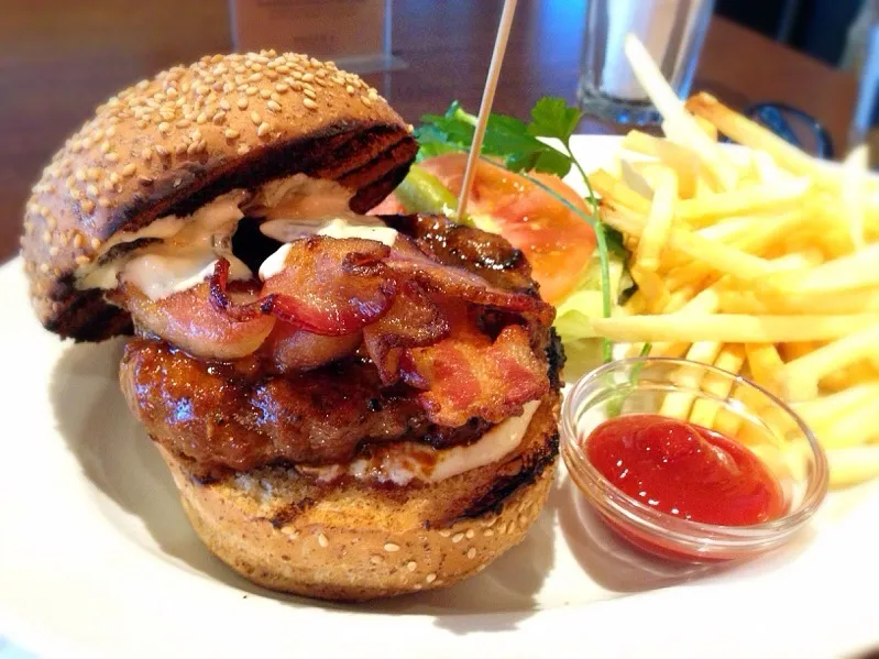 Snapdishの料理写真:Hamburger, Bacon topping|chan mitsuさん