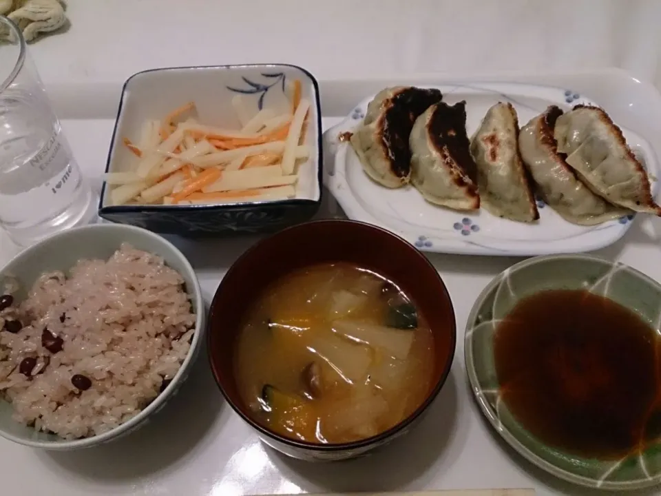 赤飯、大根とかぼちゃの味噌汁、餃子、じゃがいもにんじんごぼうのなます|beesukei（献立備忘録）さん