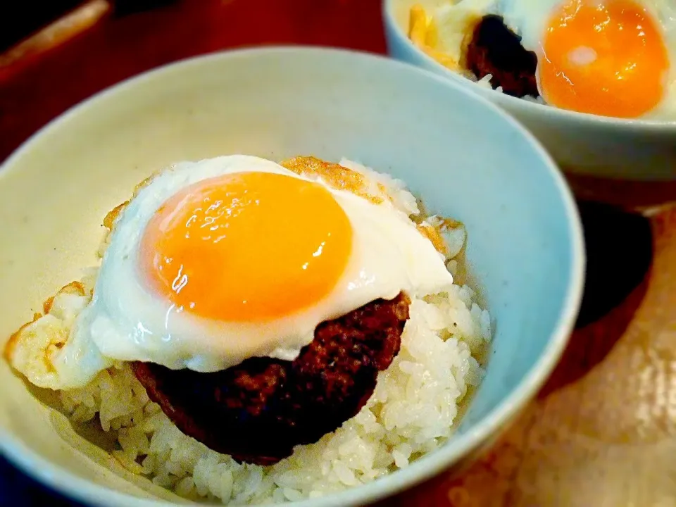 ザ・まかない(笑)ご飯にハンバーグと目玉焼き乗っけただけ。ソースかけてサッと食べます。|いちどぅしさん