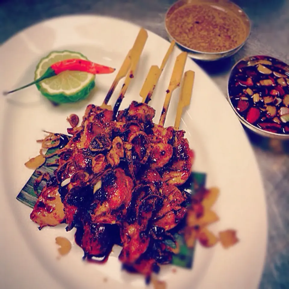 Chiken satay(sate atam) served with peanuts sauce and spicy soy sauce|alif sophiyanさん