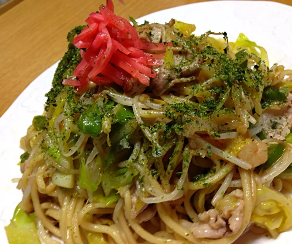 TETSU♪😋さんの料理 オヤジ特製『ちゃんぽん麺で焼きそば☆ 今日はオイスターソースで♪ 玉子に絡めてまいう〜♪😋』|川上千尋さん