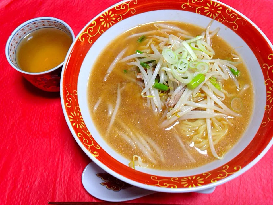 20150201昼食。ニンニクの茎とモヤシ入り味噌ラーメン、烏龍茶。|Keiko Moritaさん