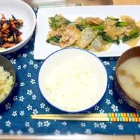 Snapdishの料理写真:小松菜と大根と豚肉の炒めもの
ひじきの煮物
キャベツの温サラダ
なめこのお味噌汁|はるさん