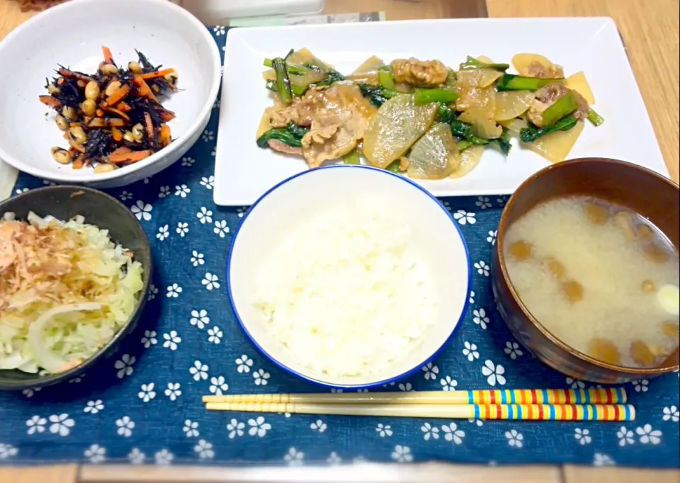 小松菜と大根と豚肉の炒めもの
ひじきの煮物
キャベツの温サラダ
なめこのお味噌汁|はるさん