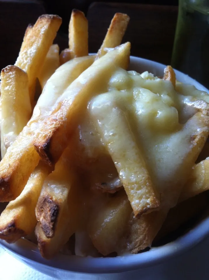 Cheesy chips in Glynde's Trevor Arms|Nick Hiderさん