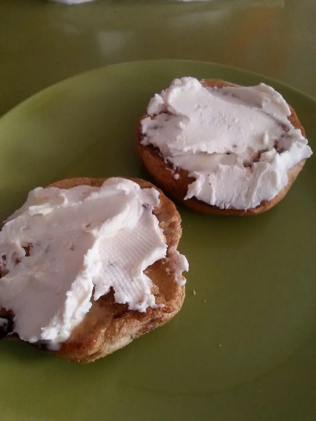 cinnamon raisin  bagel with vegan butter and vegan cream chz.|Polly Gelfusoさん