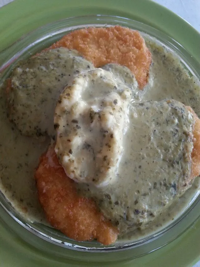 gardein chix patties parmesan with vegan cream chz and pesto arrugala Alfredo sauce.|Polly Gelfusoさん