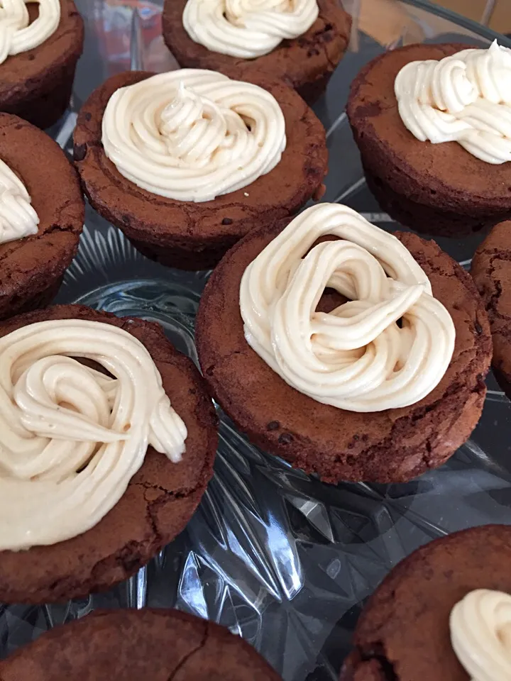 Chocolate Brownie Bites with Salted Caramel Frosting|K Goodnessさん