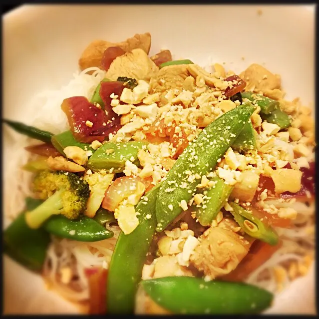 Rice noodles with chicken and green vegtables and cashew nuts|RebeccaH💟さん