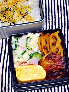 Snapdishの料理写真:お弁当（のりたまご飯、ポテトサラダ、れんこんのラー油きんぴら、焼き魚（むつ）、卵焼き）|すーさん