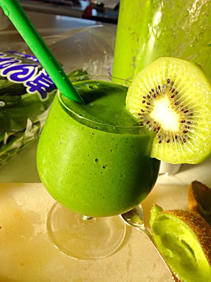 Kiwi spinach smoothie|viviさん