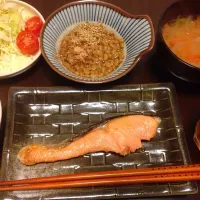 Snapdishの料理写真:朝ごはん、塩鮭、納豆、人参と玉ねぎのお味噌汁、サラダ|hatsuhoさん